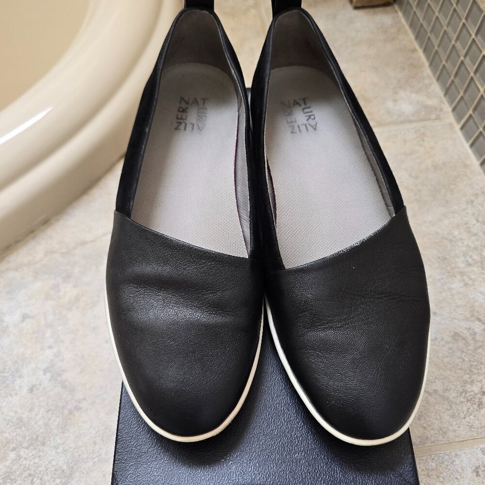 Naturalizer Women's black and white loafers